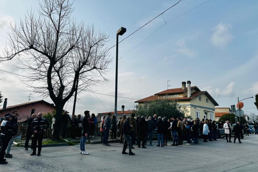 Decine di persone alla fiaccolata