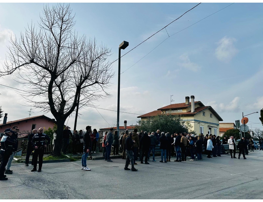 Famiglia del bosco: sit-in davanti alla casa famiglia, ‘siamo i vostri amici’