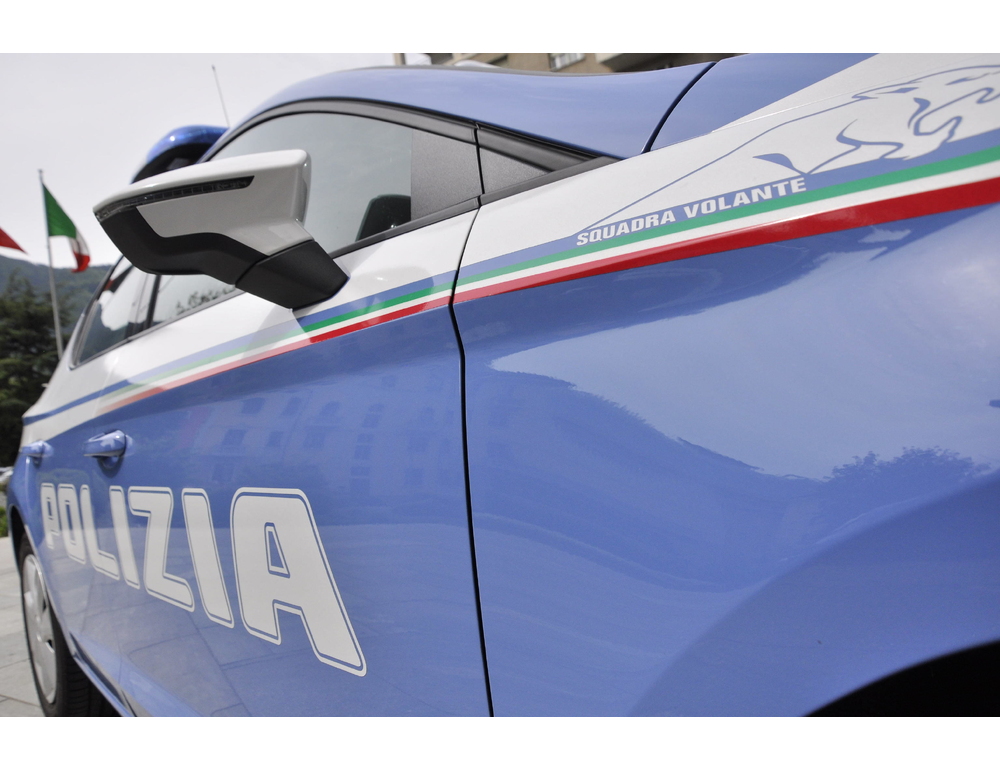Fermano un presunto scippatore, poliziotti circondati a Torino