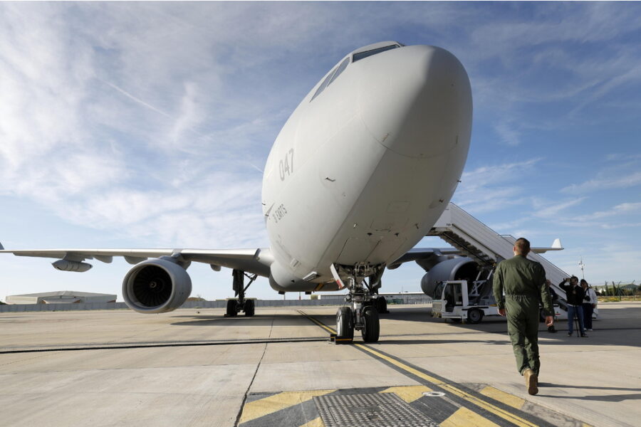 'E l'atterraggio resta aperto solo a voli di trasporto logistico'