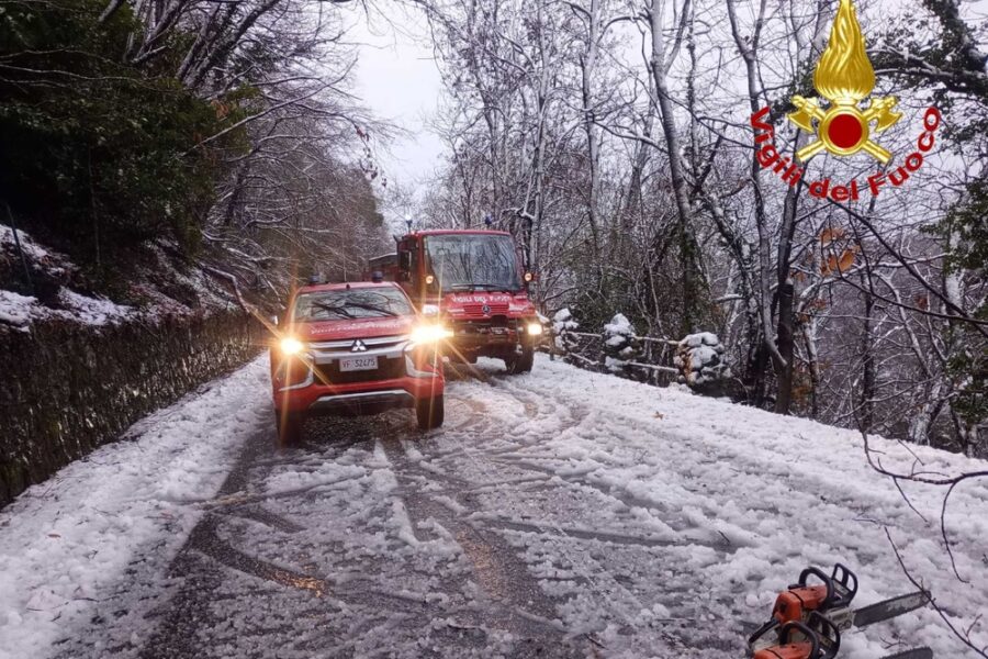 Vigili del fuoco al lavoro