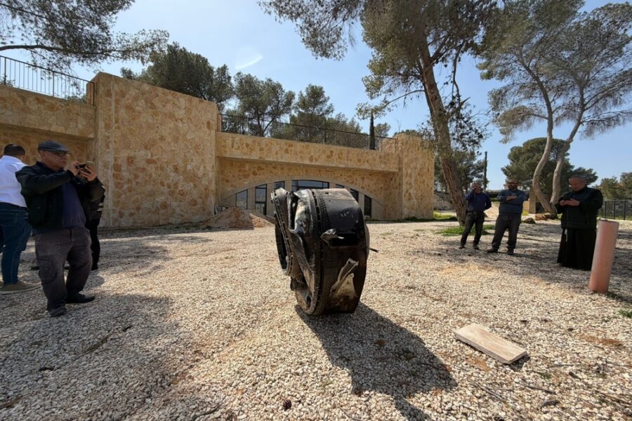 Non c'erano studenti. Colpito anche luogo santo