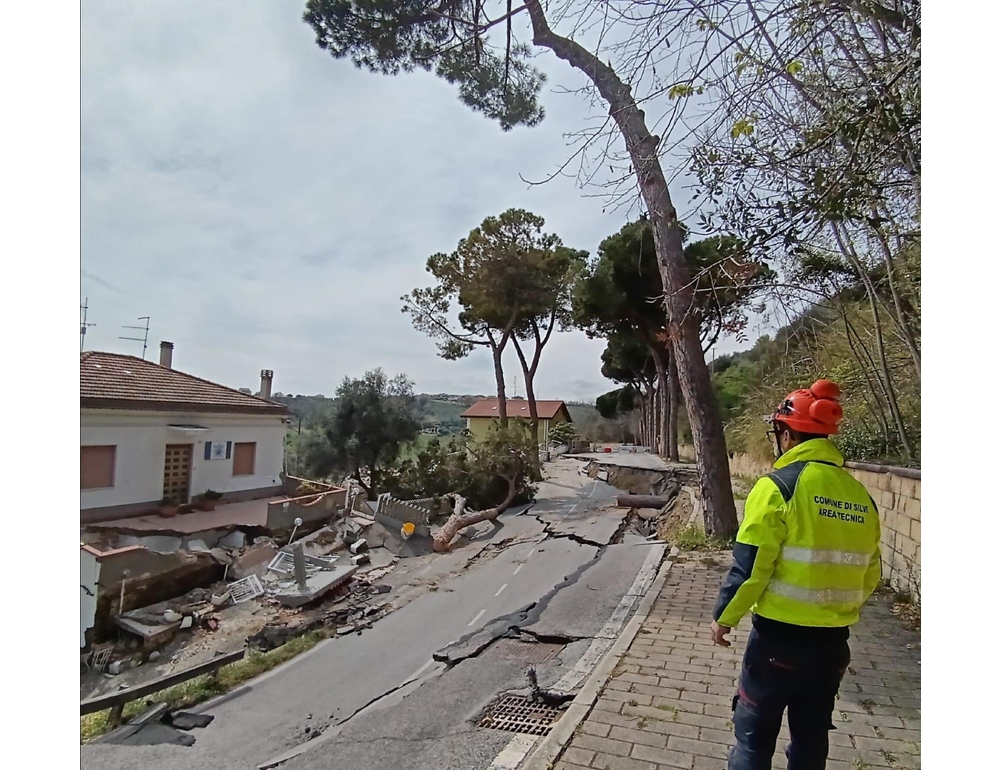 Frana Silvi, tregua fragile: 32 sfollati, otto edifici coinvolti