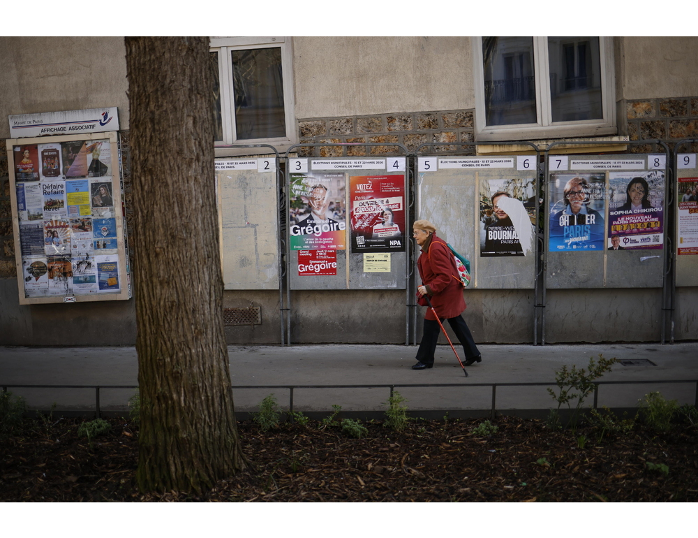 Francesi alle urne per i sindaci, a Parigi favorito l’erede di Hidalgo
