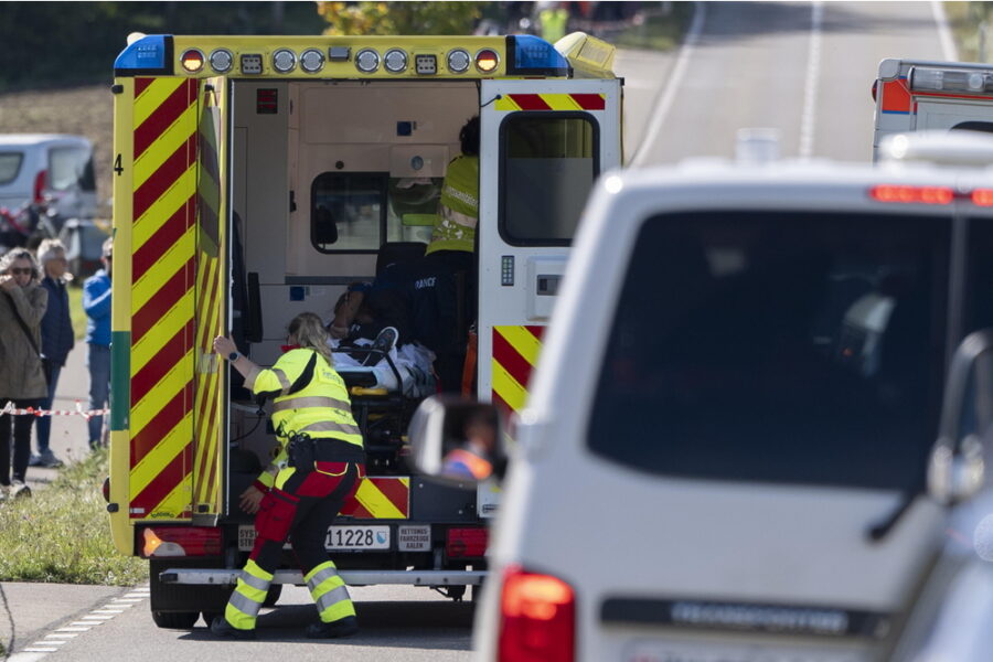 In Savoia il mezzo si è ribaltato. Diversi feriti lievi