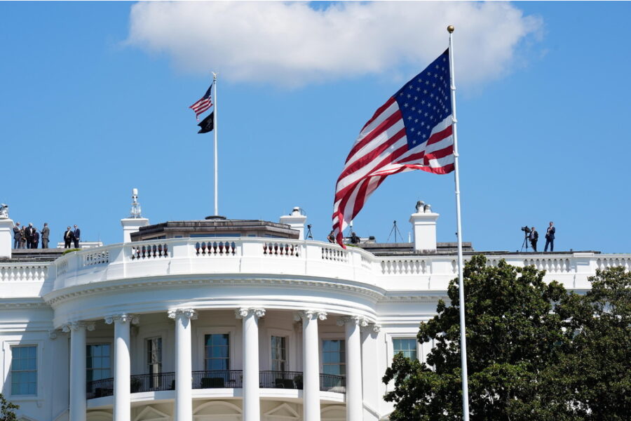 Il veicolo contro un cancello. Nella capitale Usa misure rafforzate con la guerra in Iran