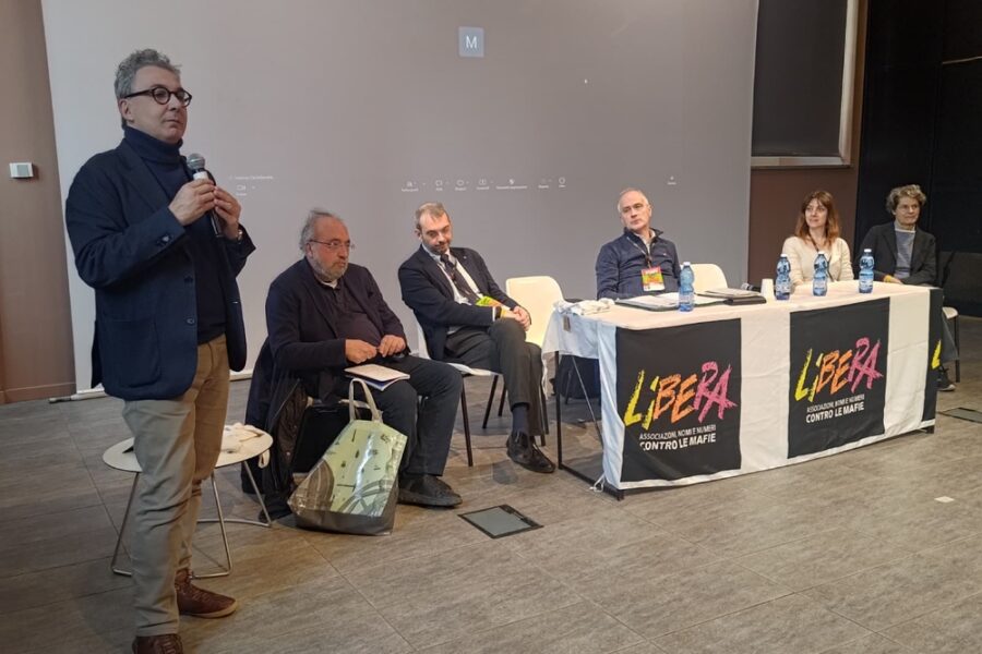 "Liberare il servizio pubblico dal controllo diretto della politica"