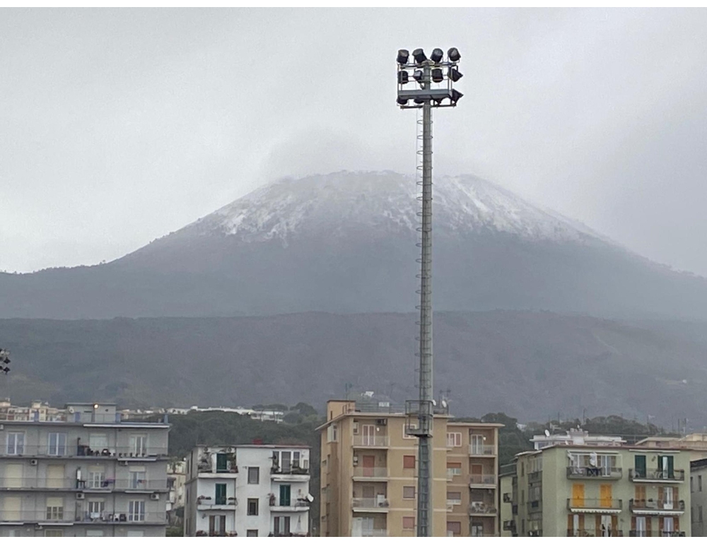Giù le temperature, imbiancato il Vesuvio