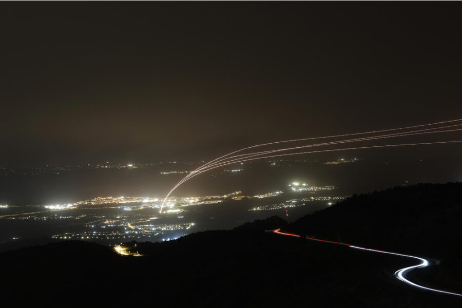 Col lancio di '150 missili' su Israele. 'Preparati ad ogni scenario'