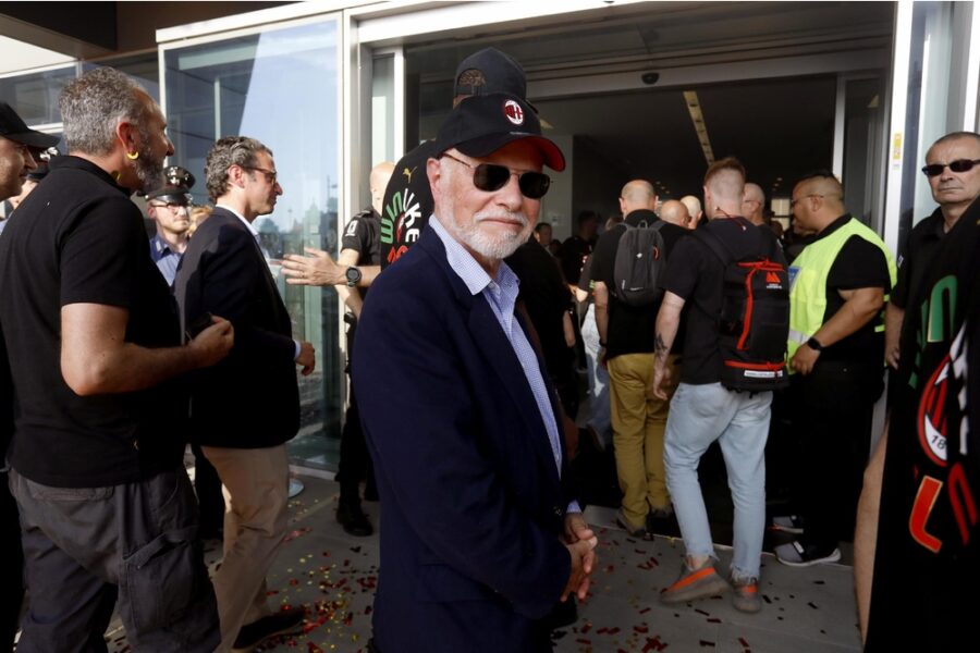 Dalle carte emerge che Elliott detiene ancora il 5% della società