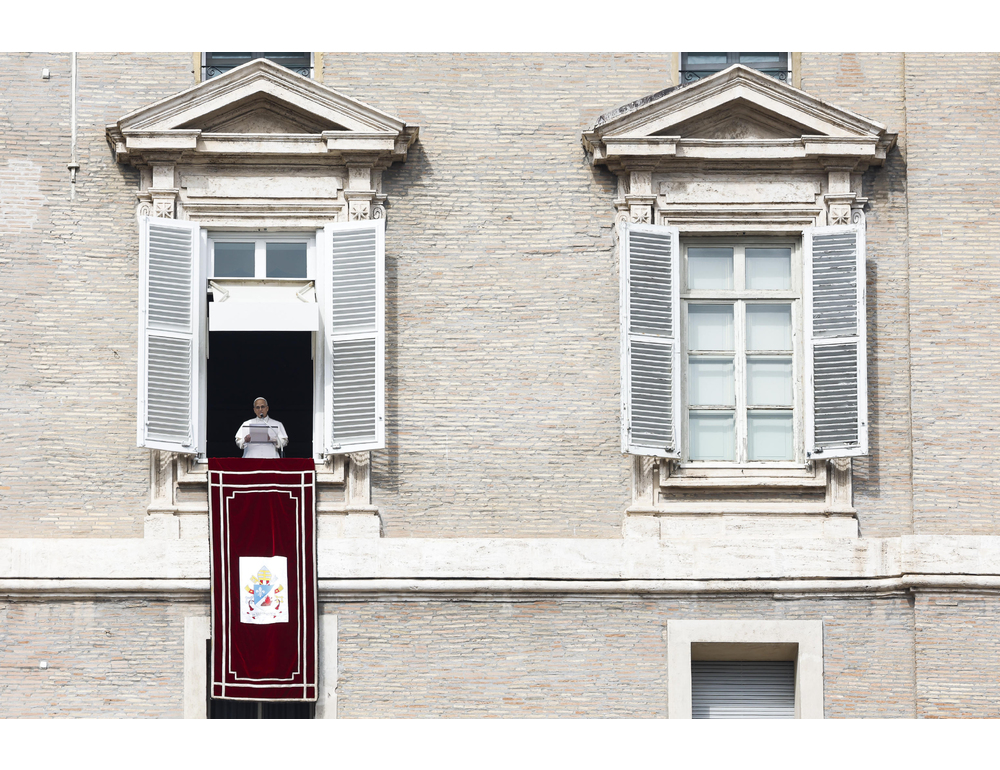 Il Papa, ‘la mia solidarietà alle donne vittime di violenza’