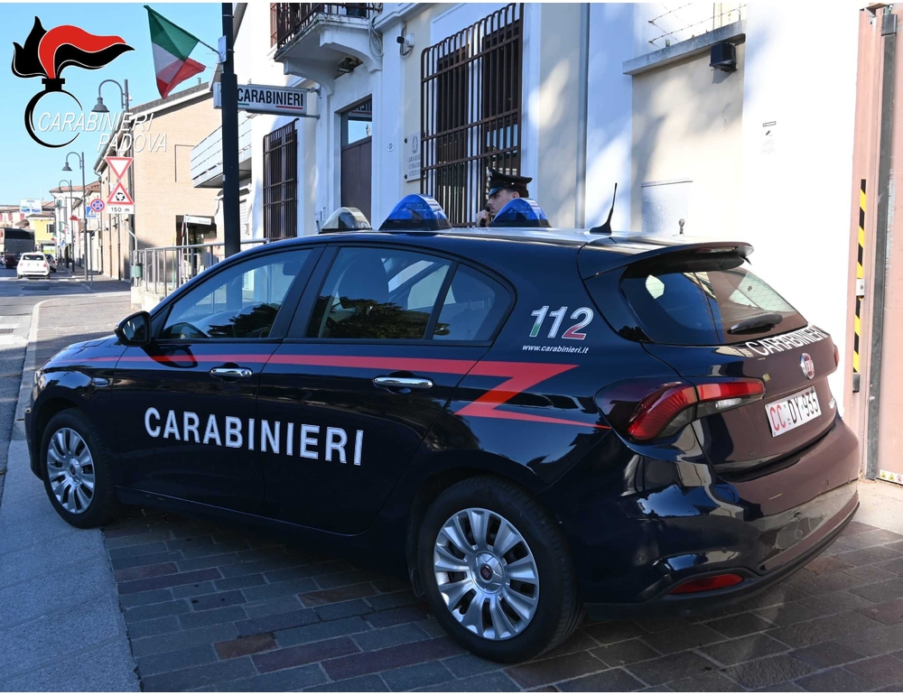 Il compagno la picchia, scappa dal vicino con le figlie