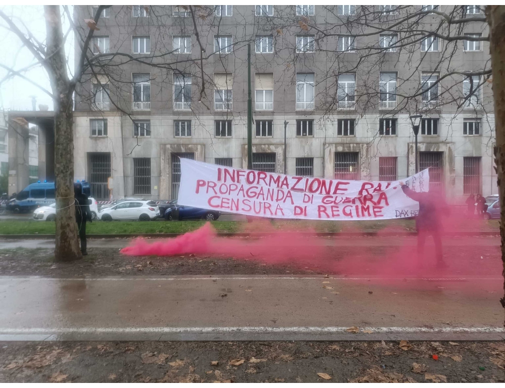 Il corteo per Dax arriva al Palasharp, slogan contro Israele e Stati Uniti