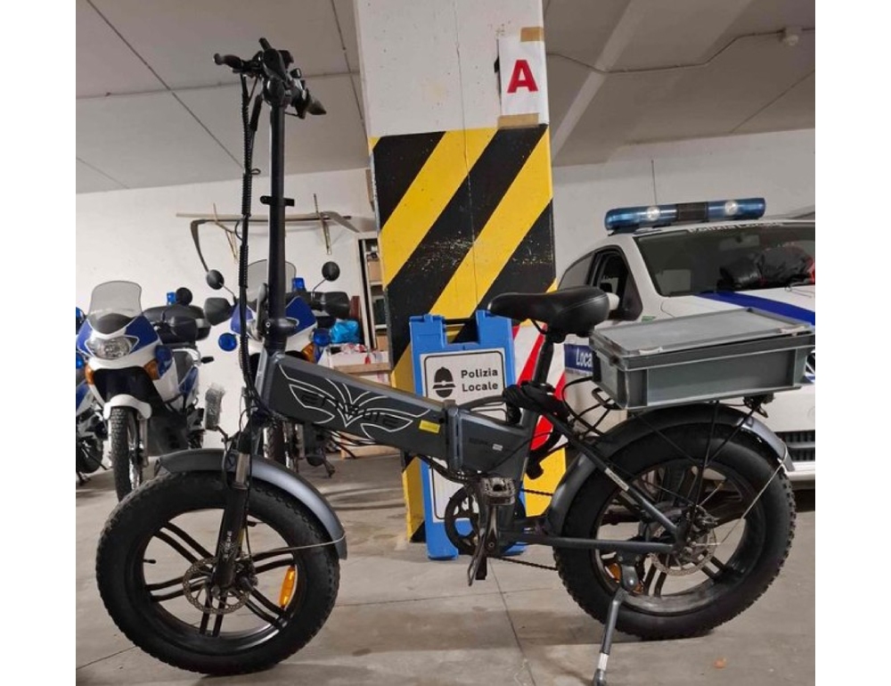 In sella a bici elettrica a 40 chilometri orari, multa da 600 euro