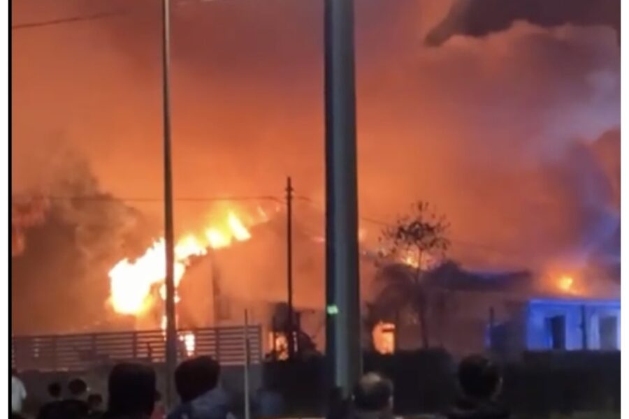 Locale evacuato e nessuna vittima. Vigili del fuoco ancora impegnati a spegnere il rogo