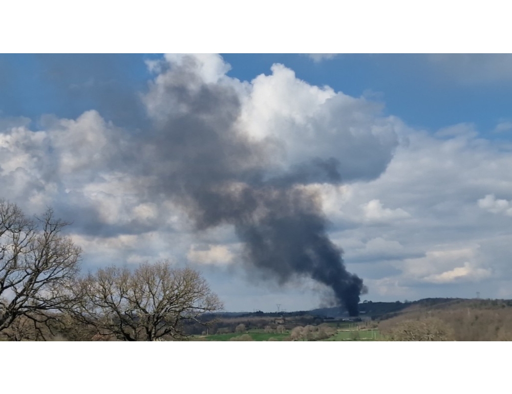 Incendio in una fabbrica di plastica nel Viterbese, pompieri al lavoro