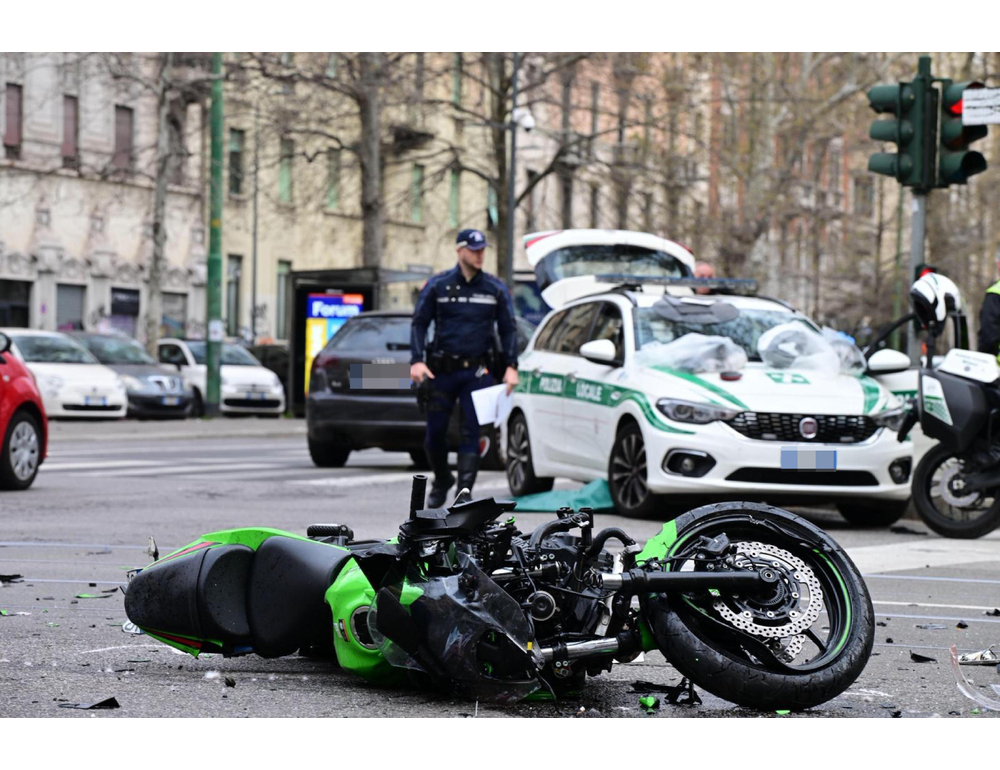 Incidente con due morti a Milano, ‘la moto è passata con il semaforo rosso’