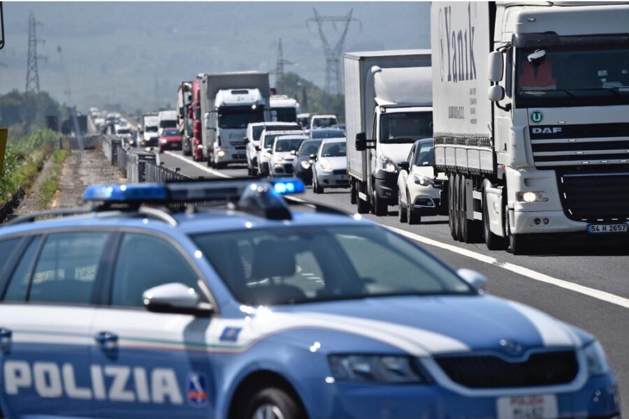 Scontro tra 2 camion e auto a scambio carreggiata
