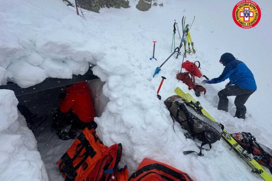 I compagni hanno scavato nella neve per proteggerlo dal freddo