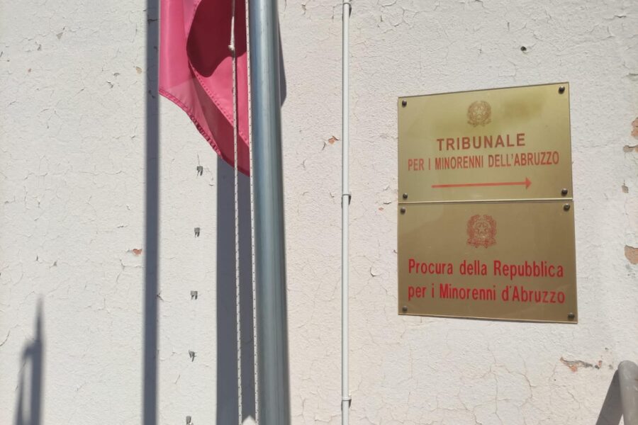 All'udienza per l'affidamento dei figli. L'uomo è poi scappato