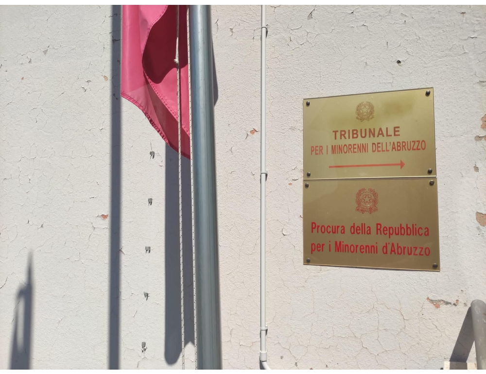 Inveisce e minaccia giudice nel Tribunale per i minorenni dell’Aquila