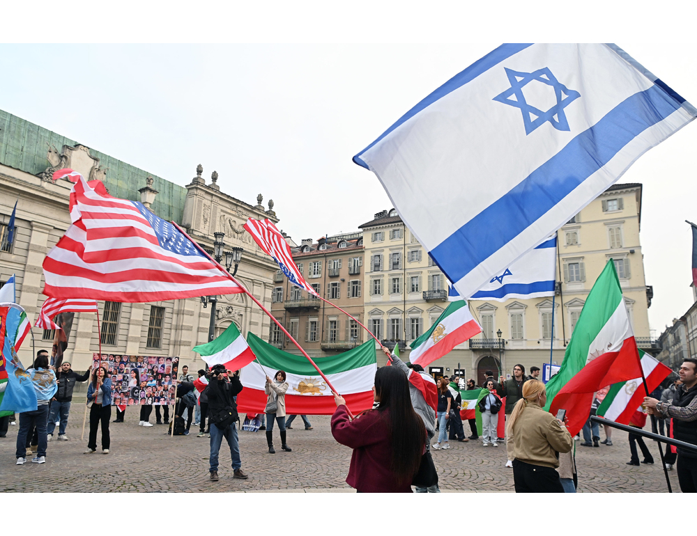 Iran, a Torino in piazza manifestanti con bandiere Usa e Israele