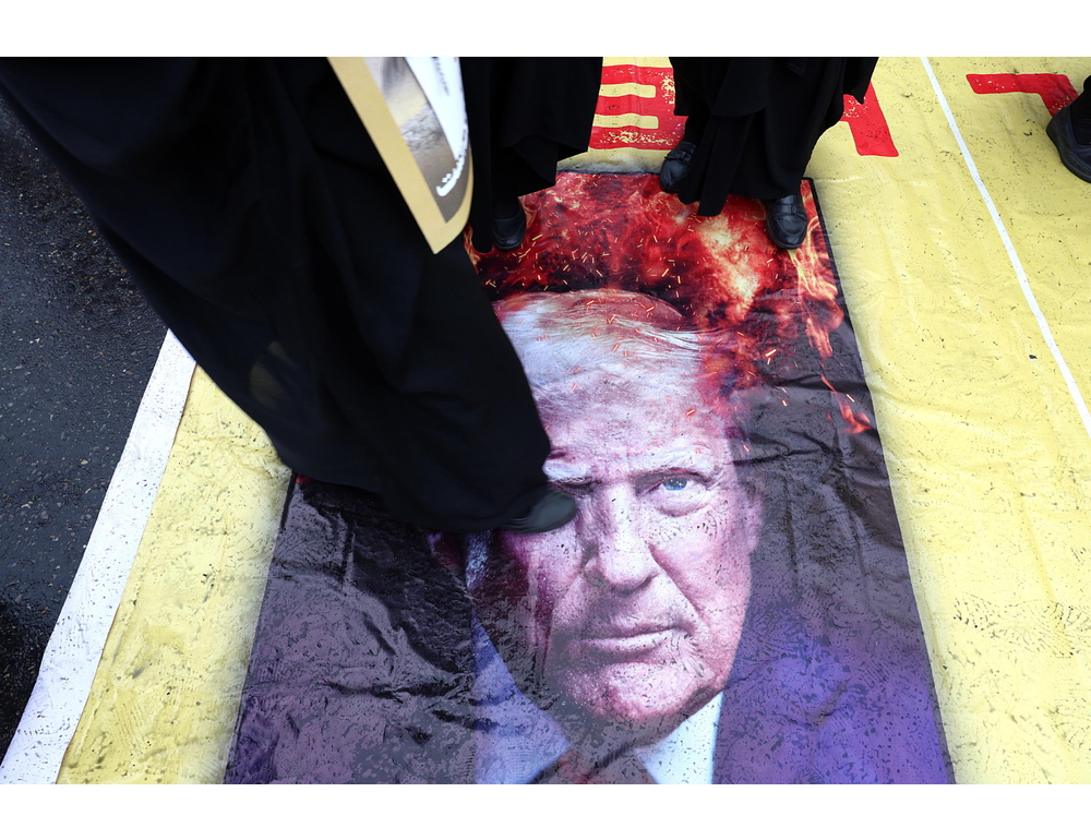 Iran deride Trump, ‘siete così nei guai che negoziate con voi stessi’