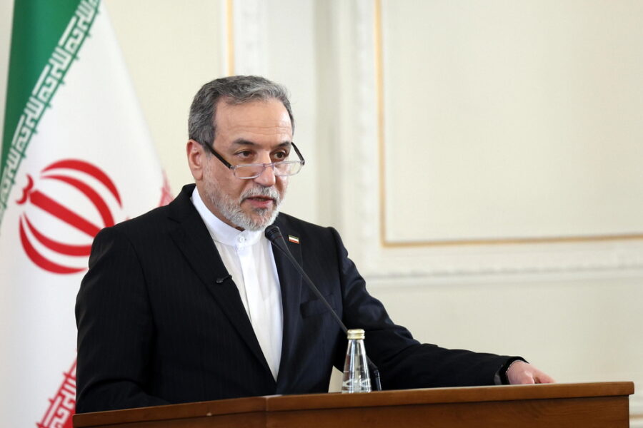 Araghchi sente Barrot dopo l'appello di Trump a inviare navi a Hormuz