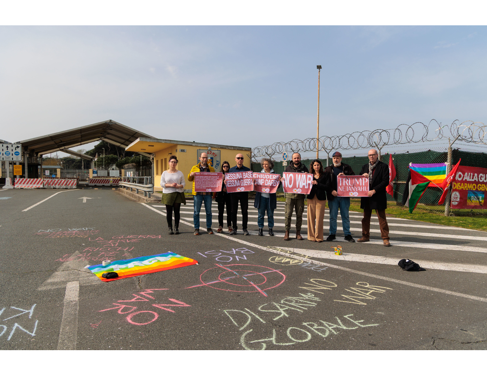 Iran, protesta davanti alla base Usa di Camp Darby in Toscana