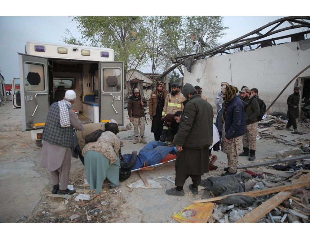 Kabul, ‘centinaia morti in raid su centro medico’. Pakistan nega