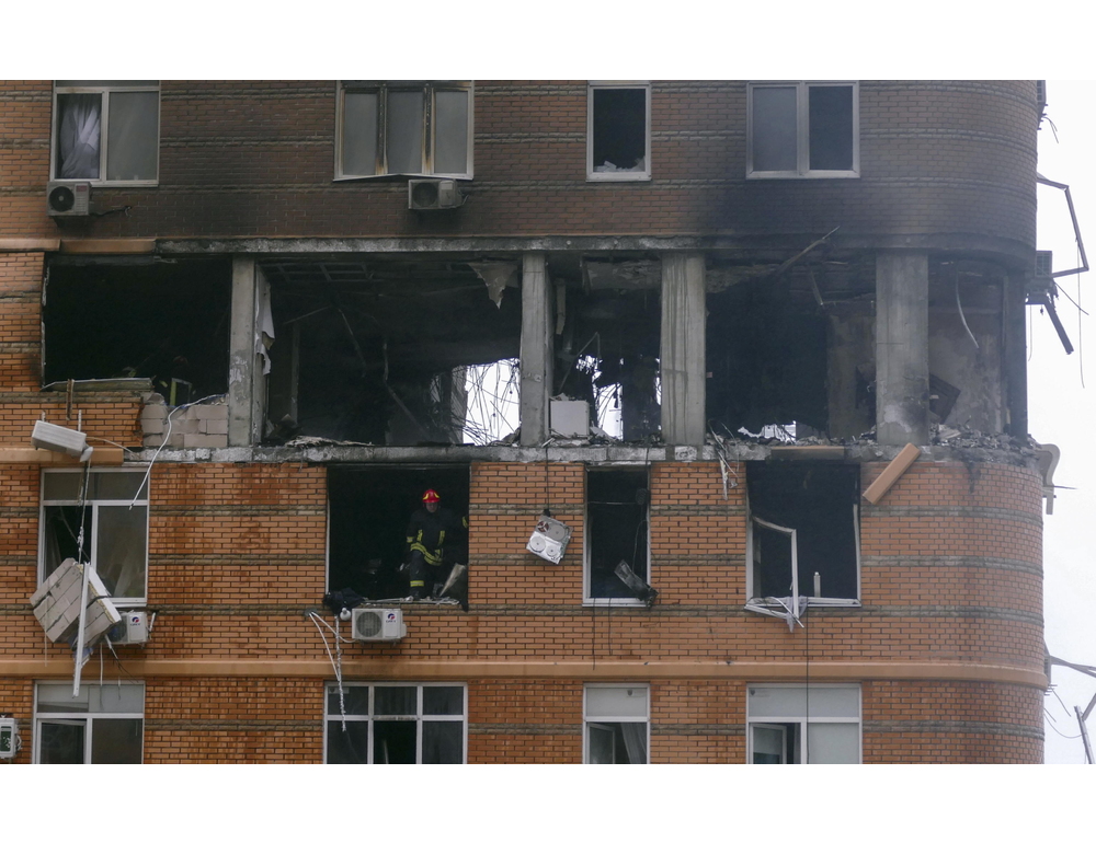 Kiev, ‘raid russo contro grattacielo a Dnipro, ci sono feriti’