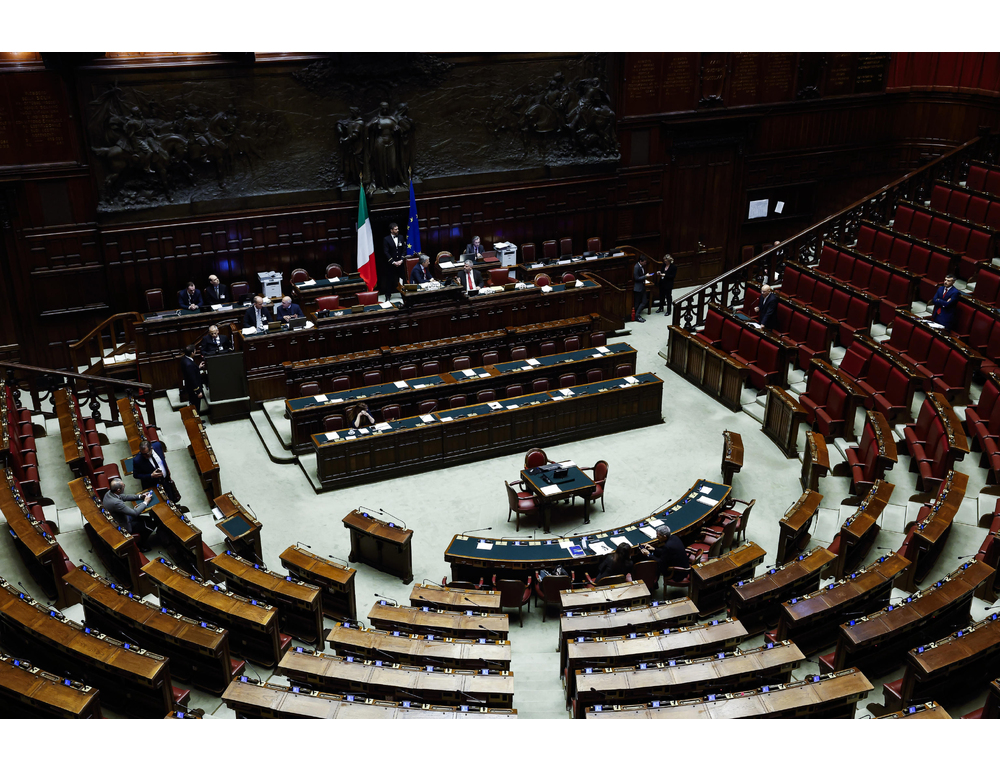 La Camera approva la fiducia sul decreto bollette con 203 sì