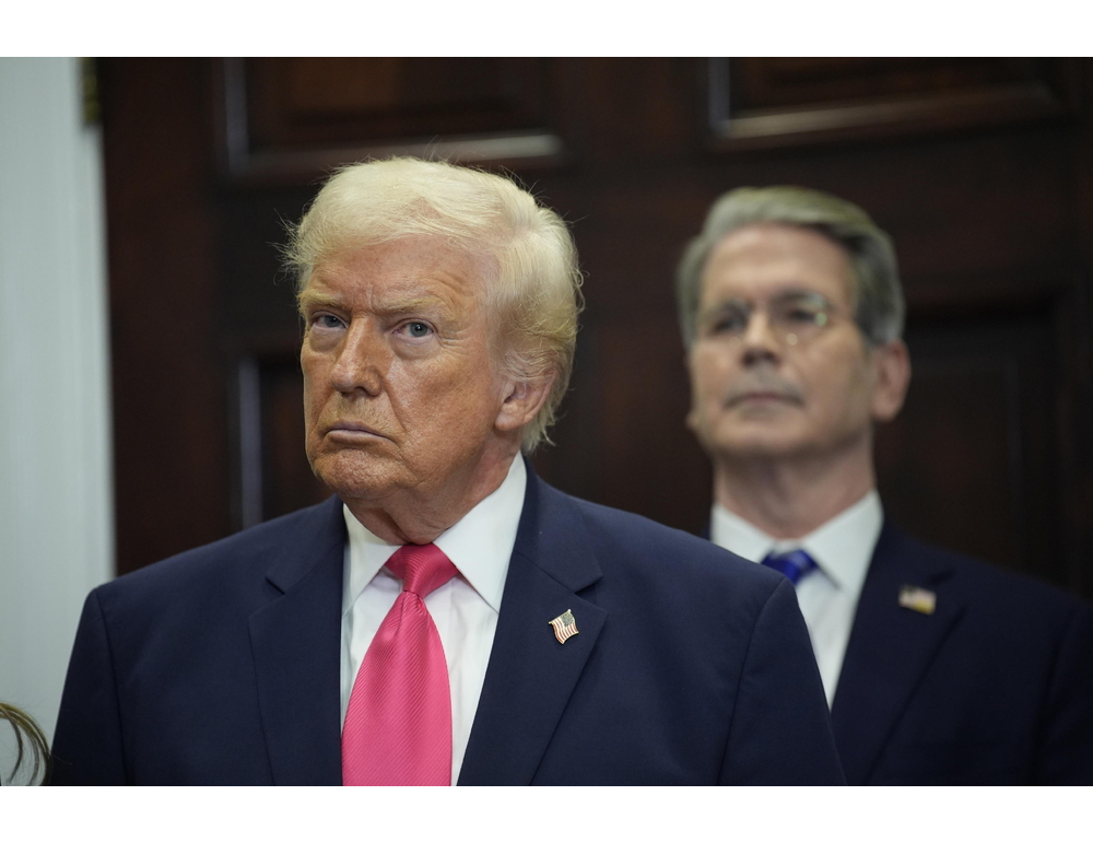 La firma di Trump sui dollari, la prima volta di un presidente in carica