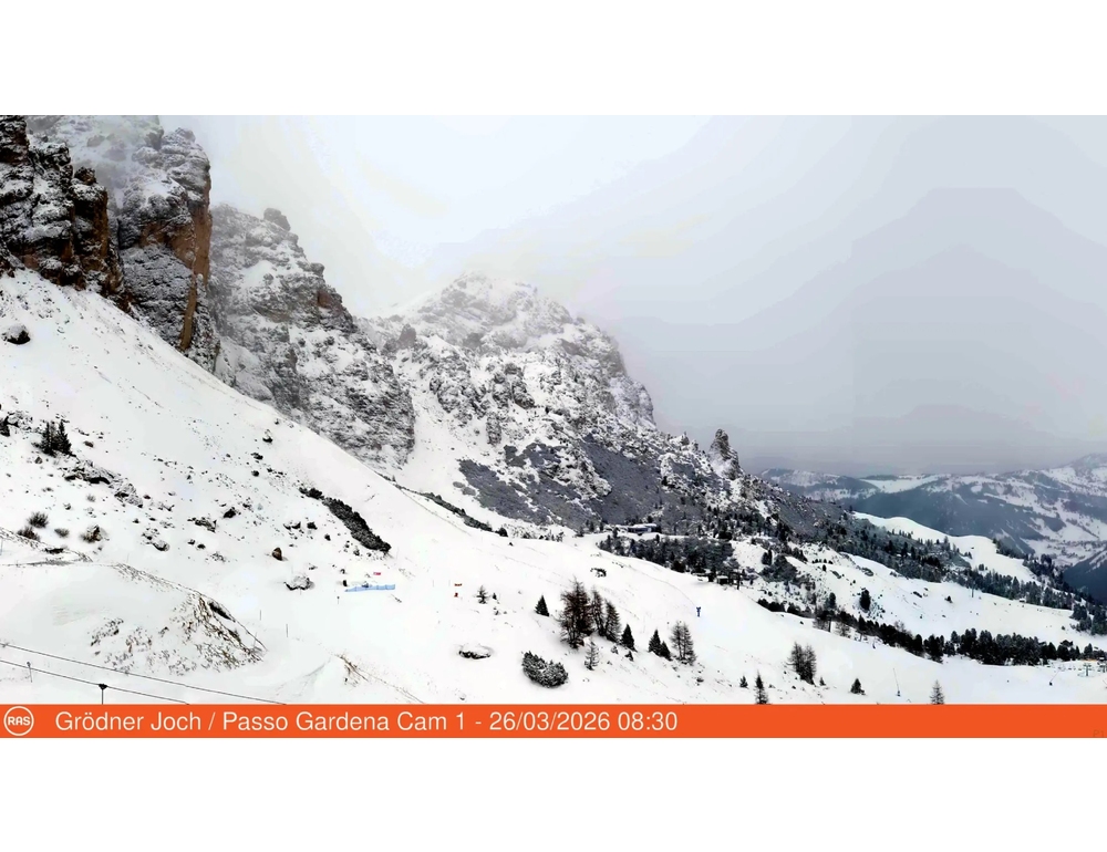 La neve è tornata in Alto Adige, chiusi passi Gardena e Sella