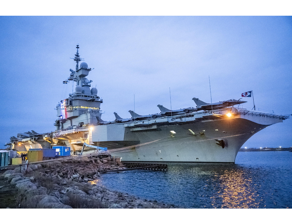 La portaerei francese localizzata grazie alla app usata da un suo marinaio