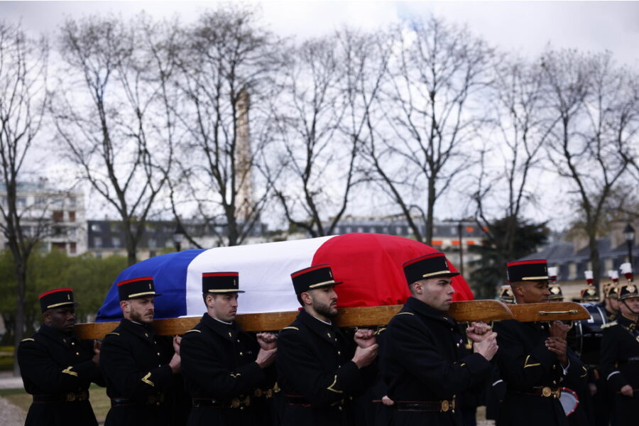Macron presiede l'omaggio nazionale: 'Resterà un punto di riferimento nella nostra storia'