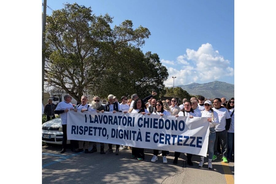 Un centinaio di addetti della società protesta a Palermo