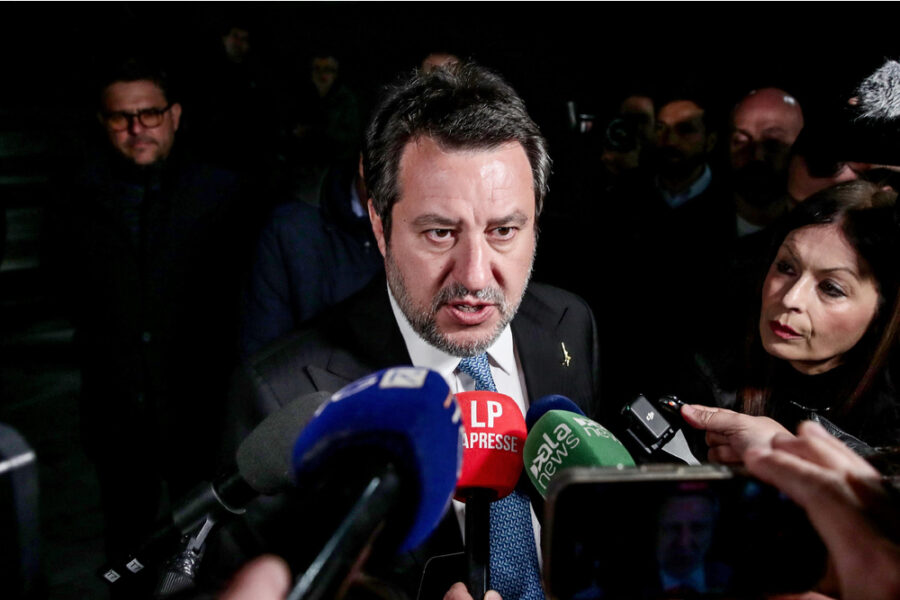 Stretti con affetto e commozione ai suoi familiari