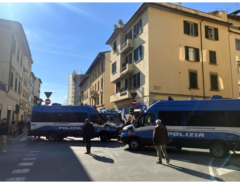 Manifestanti davanti a nuova sede di Futuro Nazionale a Firenze