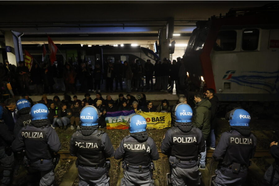 Treno con mezzi militari è stato fatto tornare indietro