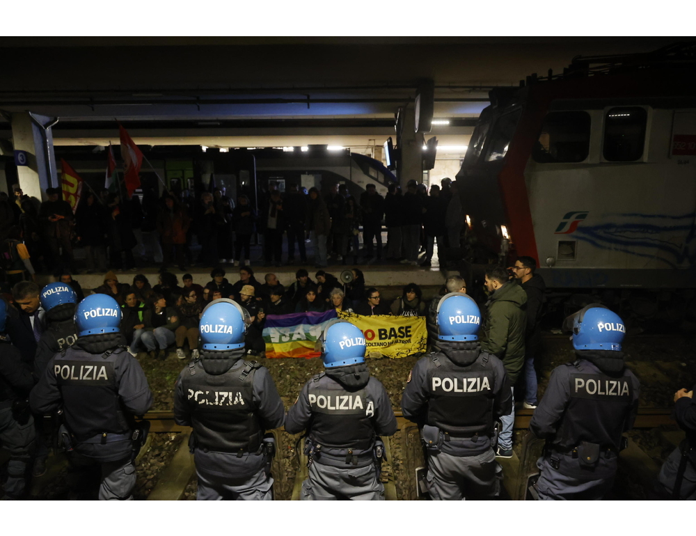 Manifestanti sui binari a Pisa, conclusa la protesta