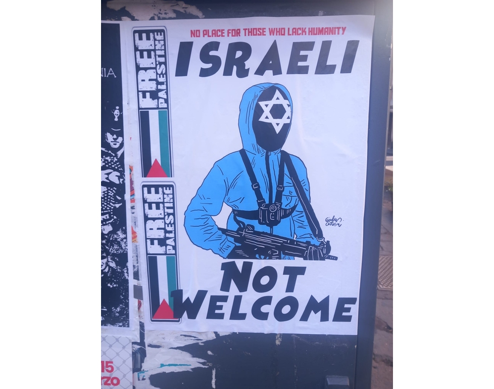 Manifesti anti-israeliani con mitra e Stella di David a Catania