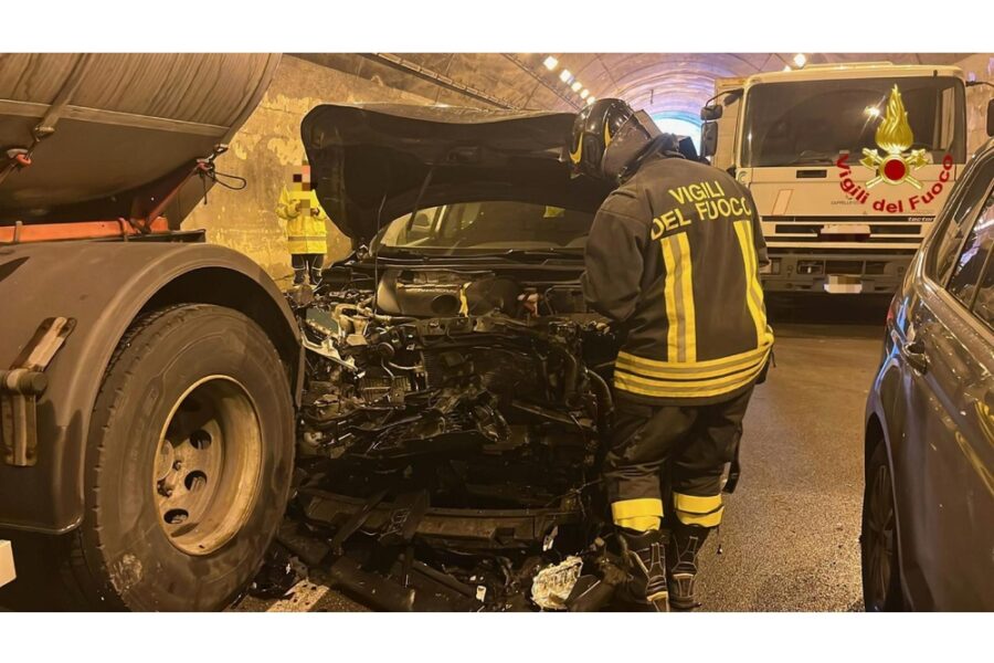 La stima dei Vigili del fuoco. Diversi feriti