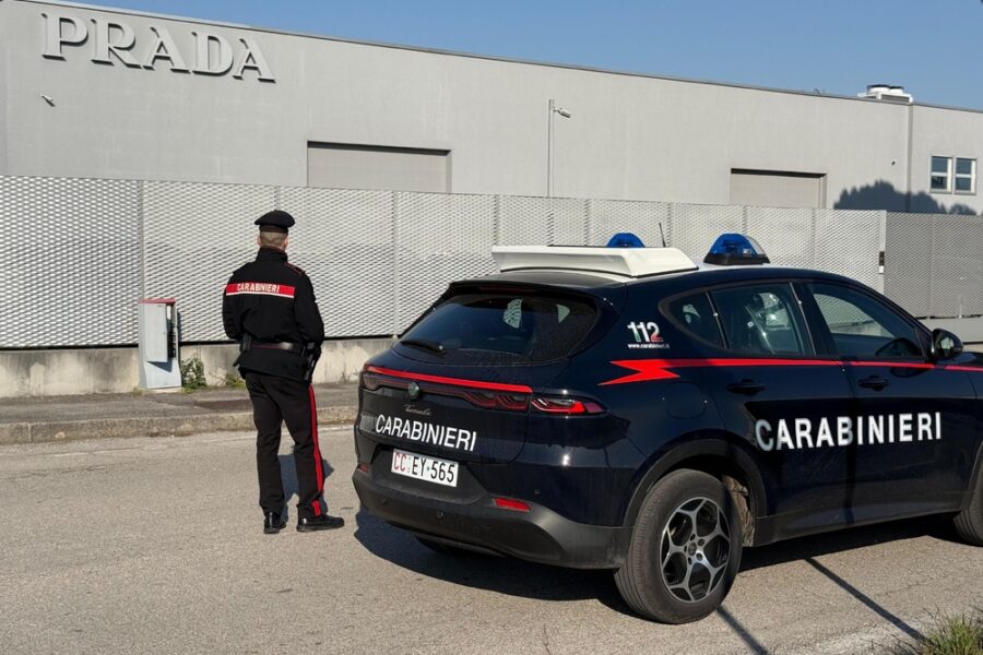 Commando sfonda ingresso stabilimento nel veneziano e blocca via d'accesso con furgoni