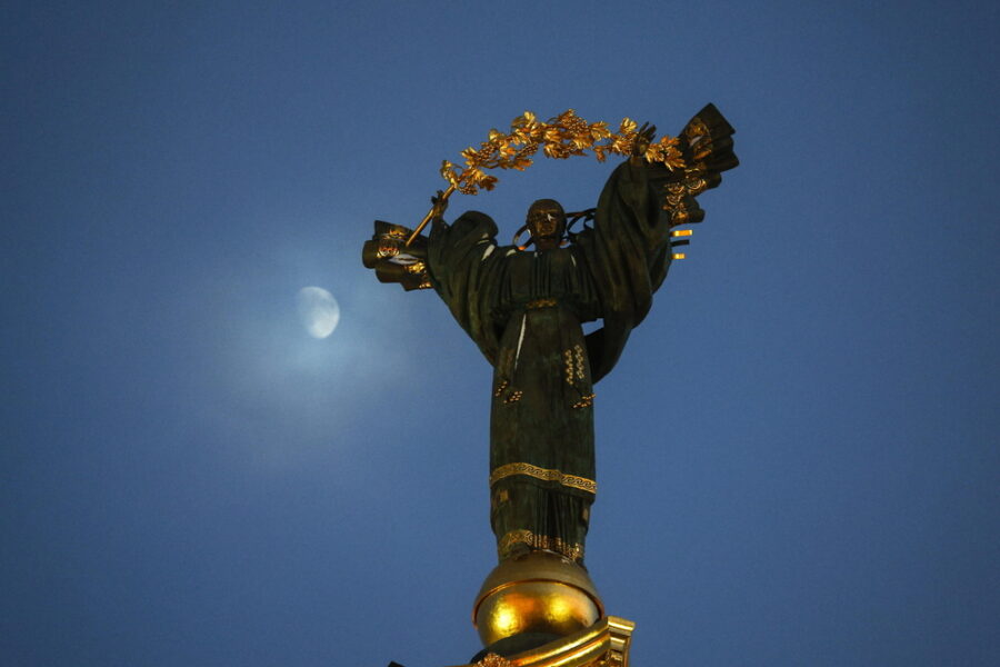 Sfiorato il Monumento dell'Indipendenza