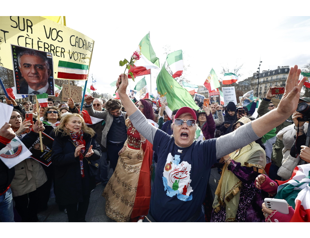 Migliaia in corteo a Parigi contro il regime di Teheran