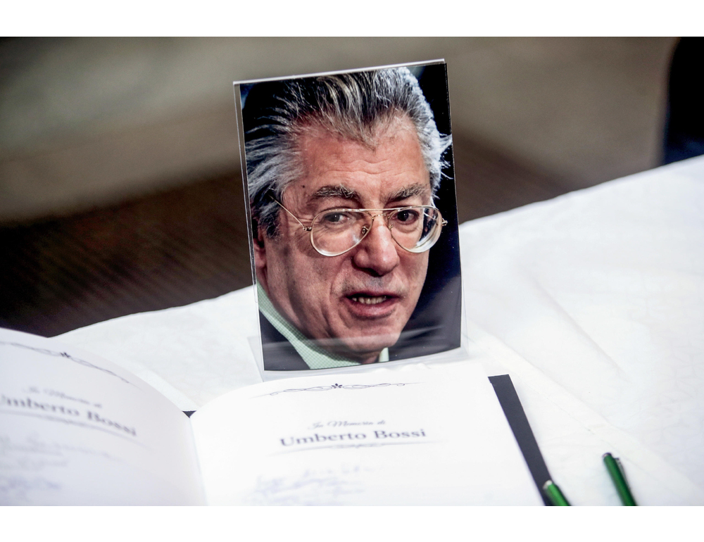 Misure di sicurezza e maxischermo, solo 400 in chiesa per i funerali di Bossi