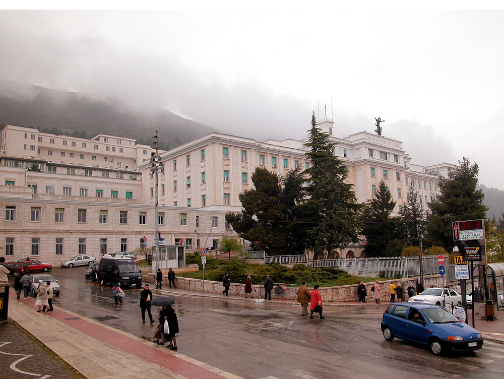 Morì durante trasporto in ospedale, salma donna sarà riesumata