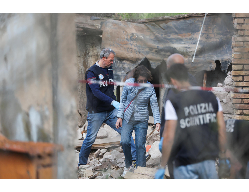 Morti in crollo casale, ipotesi è che stessero maneggiando ordigno