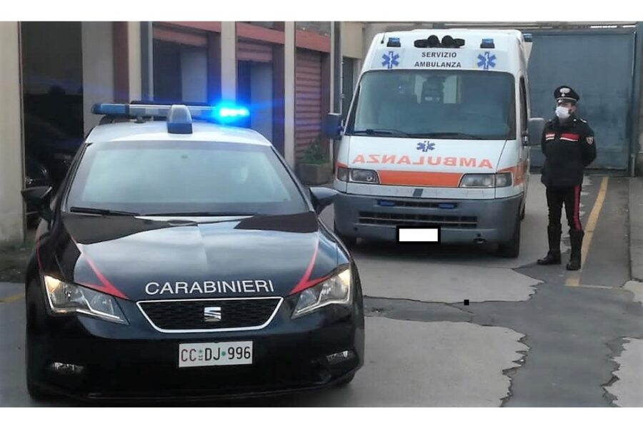 Inutile tentativo di salvarlo da parte di due farmacisti con defibrillatore